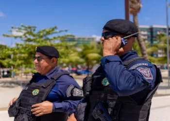 Guardas municipais uniformizados durante atuação em serviço representam concursos públicos da área de segurança.