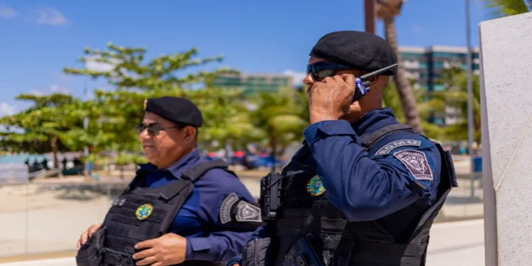 Guardas municipais uniformizados durante atuação em serviço representam concursos públicos da área de segurança.