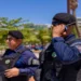 Guardas municipais uniformizados durante atuação em serviço representam concursos públicos da área de segurança.