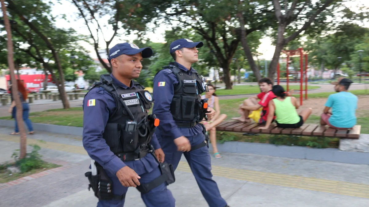 Guardas municipais durante patrulhamento em área pública representam concursos da Guarda Municipal em São Paulo e Pernambuco.
