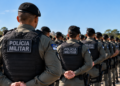 Policiais militares de Pernambuco em formação durante preparação para concursos da segurança pública estadual.