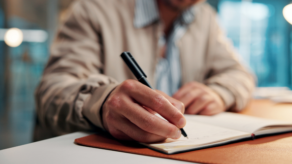 Pessoa estudando para concursos públicos com material de preparação e anotações.