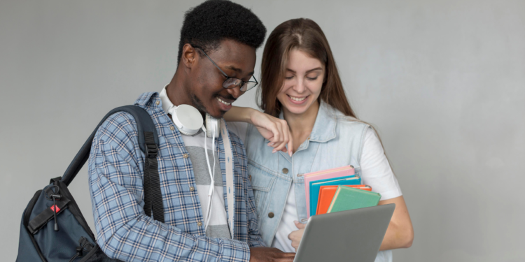 Estudantes consultam informações em notebook representando concursos públicos com inscrições abertas.