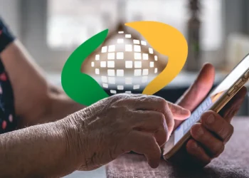 Pessoa idosa utilizando celular para acompanhar informações sobre requerimento do INSS pelo aplicativo.