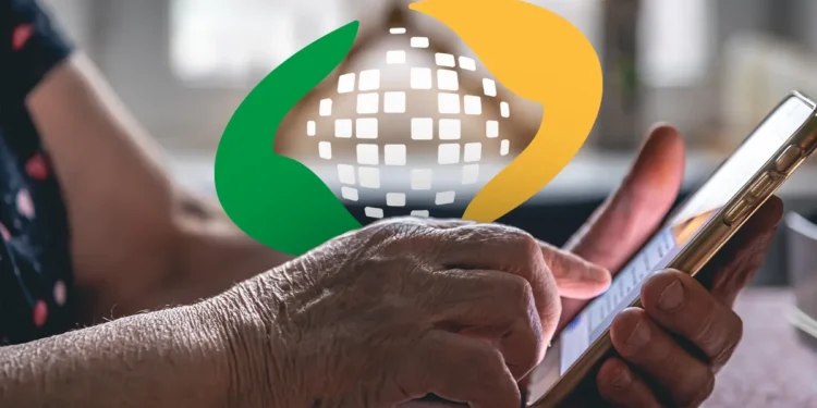 Pessoa idosa utilizando celular para acompanhar informações sobre requerimento do INSS pelo aplicativo.