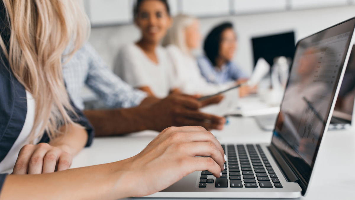 Pessoas em ambiente de estudo utilizando notebook, representando qualificação profissional e diferença entre certificado e diploma.