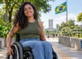 Mulher com deficiência em cadeira de rodas em espaço público acessível
