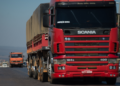 Caminhão de carga circula por rodovia representando o trabalho dos caminhoneiros.