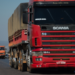 Caminhão de carga circula por rodovia representando o trabalho dos caminhoneiros.