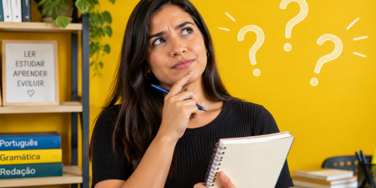 Pessoa com expressão de dúvida segurando caderno e caneta enquanto estuda a diferença entre devagar, divagar e de vagar.