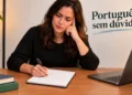 Mulher estudando português em caderno enquanto aprende a regra do plural de carros-fortes.
