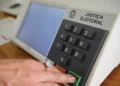 Urna eletrônica da Justiça Eleitoral durante votação nas eleições.