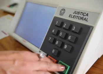 Urna eletrônica da Justiça Eleitoral durante votação nas eleições.