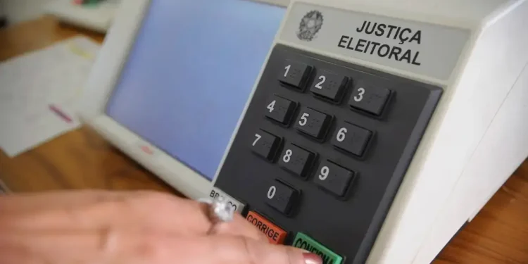Urna eletrônica da Justiça Eleitoral durante votação nas eleições.