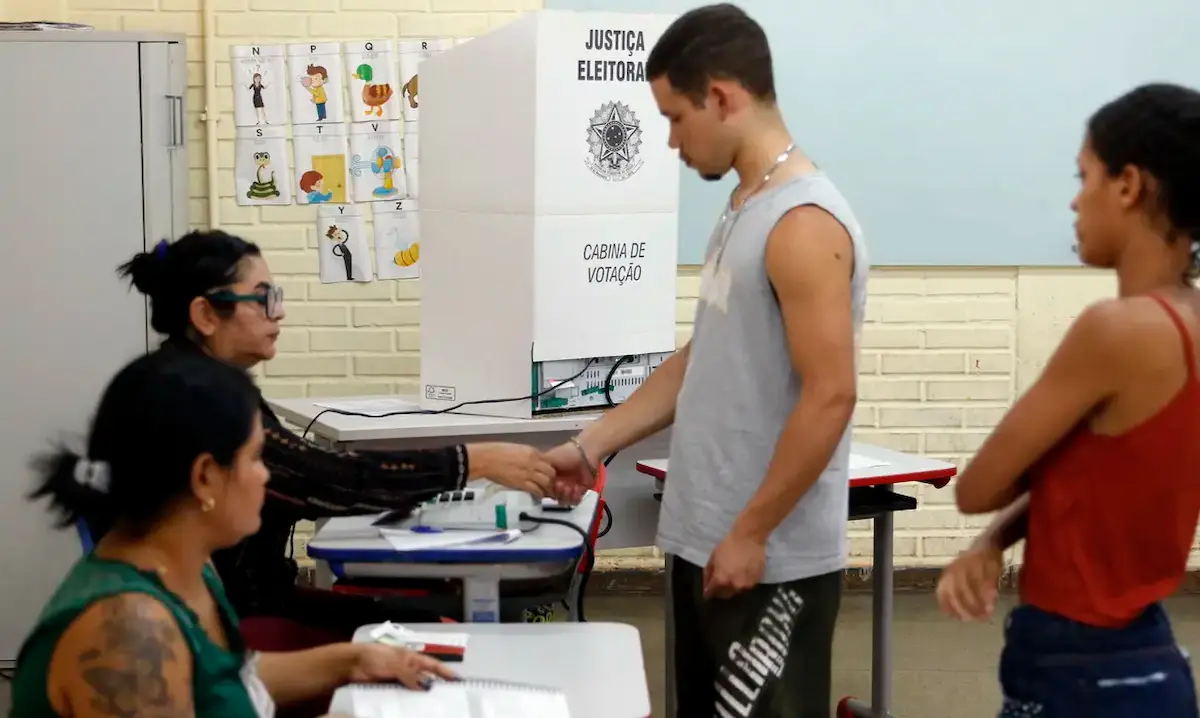 Eleitor vota em urna eletrônica durante as eleições com opção de voto em branco ou nulo.