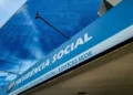 Prédio do INSS com identificação da Previdência Social em destaque.