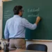 Professor escreve “Estável” e “instável” no quadro durante uma aula de língua portuguesa.