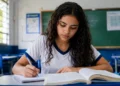 Estudante se preparando em sala de aula, representando as dicas de linguagens, códigos e redação para o Enem 2026.