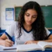 Estudante se preparando em sala de aula, representando as dicas de linguagens, códigos e redação para o Enem 2026.