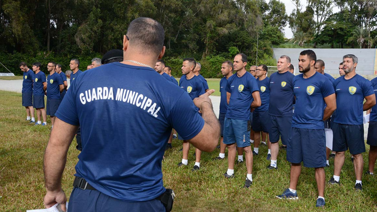 Guardas municipais reunidos durante treinamento, representando as etapas do concurso de Nísia Floresta.
