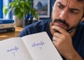 Homem observa as palavras “xerife” e “cherife” escritas em um caderno enquanto demonstra dúvida sobre a grafia correta.