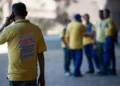 Trabalhador dos Correios usando uniforme durante greve nacional da categoria com paralisação das atividades.