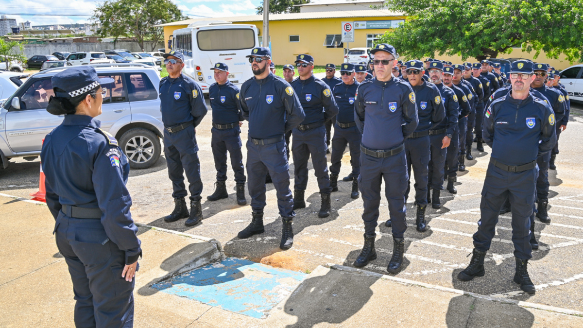 Guardas municipais em formação durante atividade da corporação em Salvador.
