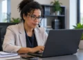 Servidora pública participa de capacitação online pelo notebook sobre violência de gênero na internet
