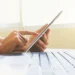 Pessoa utilizando computador para acessar informações sobre concursos públicos.