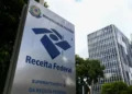 Placa da Receita Federal em frente ao prédio do órgão representando adesão de cooperativas ao regime com IBS e CBS zerados