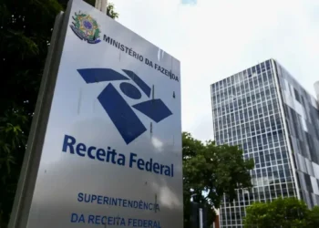 Placa da Receita Federal em frente ao prédio do órgão representando adesão de cooperativas ao regime com IBS e CBS zerados