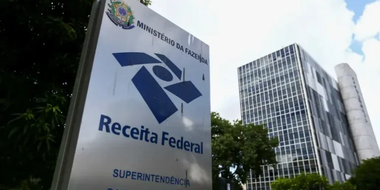 Placa da Receita Federal em frente ao prédio do órgão representando adesão de cooperativas ao regime com IBS e CBS zerados