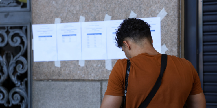 Candidato consulta lista de resultados representando aprovados na lista de espera da primeira edição do CNU.