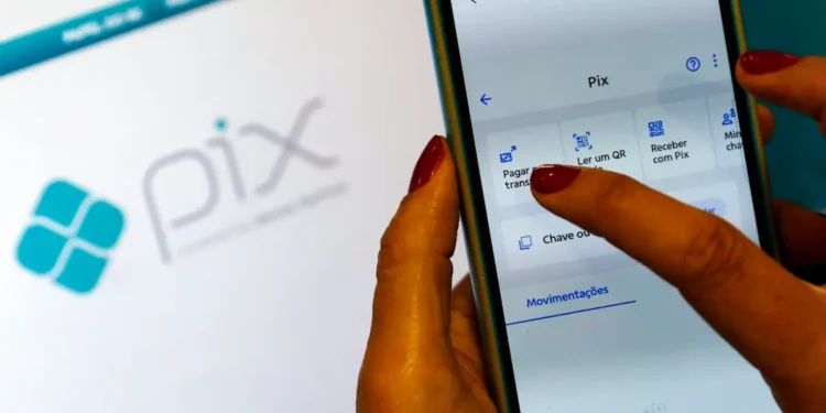 Pessoa acessa o Pix pelo celular em conteúdo sobre prazo de 80 dias para contestação de fraude.