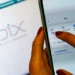 Pessoa acessa o Pix pelo celular em conteúdo sobre prazo de 80 dias para contestação de fraude.
