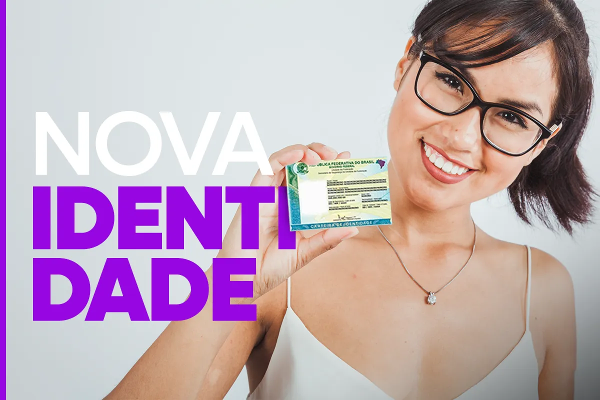 Mulher segura documento de identidade, representando as mudanças trazidas pela nova Carteira de Identidade Nacional.
