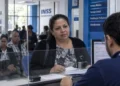 Mulher recebendo atendimento em agência do INSS, representando o mutirão com vagas para perícias médicas e avaliações sociais.