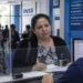Mulher recebendo atendimento em agência do INSS, representando o mutirão com vagas para perícias médicas e avaliações sociais.