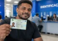 Homem segura Carteira de Identidade, representando o mutirão para emissão da nova CIN no ES.