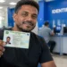 Homem segura Carteira de Identidade, representando o mutirão para emissão da nova CIN no ES.