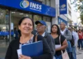 Fila de brasileiros aguardando atendimento representa o mutirão do INSS com vagas disponíveis em 17 estados neste fim de semana.