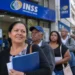 Fila de brasileiros aguardando atendimento representa o mutirão do INSS com vagas disponíveis em 17 estados neste fim de semana.