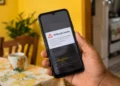 Notificação suspeita do Inmetro no celular representa o alerta sobre golpe envolvendo falsas fiscalizações do Instituto.