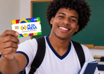 Estudante da EJA segura cartão do Pé-de-Meia durante início dos pagamentos do segundo semestre.