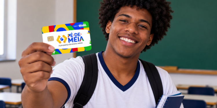 Estudante da EJA segura cartão do Pé-de-Meia durante início dos pagamentos do segundo semestre.