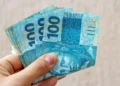 Notas de R$ 100 representam o pagamento do Pé-de-Meia disponível para estudantes nascidos em maio e junho