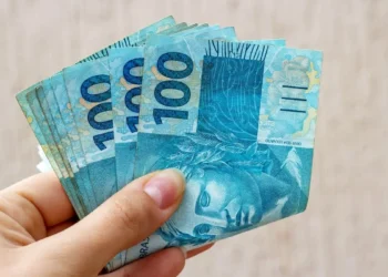 Notas de R$ 100 representam o pagamento do Pé-de-Meia disponível para estudantes nascidos em maio e junho