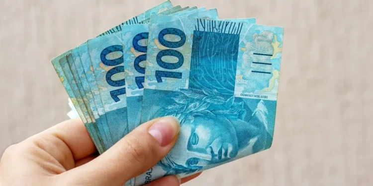 Notas de R$ 100 representam o pagamento do Pé-de-Meia disponível para estudantes nascidos em maio e junho