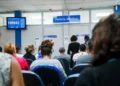 Segurados aguardam atendimento em sala de perícia médica do INSS para avaliação de benefícios.