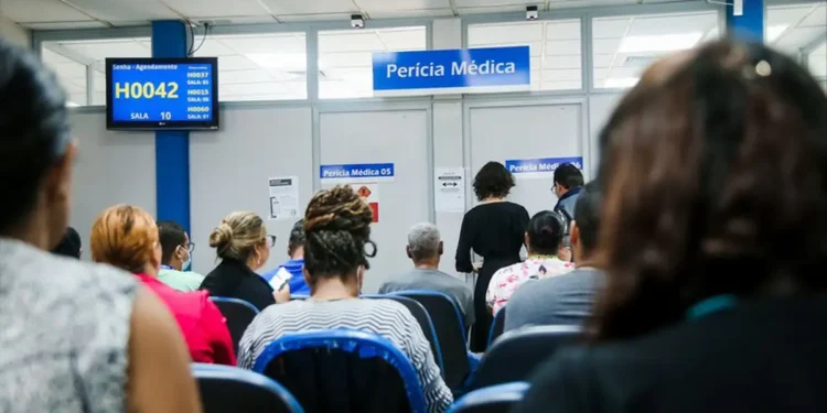 Segurados aguardam atendimento em sala de perícia médica do INSS para avaliação de benefícios.